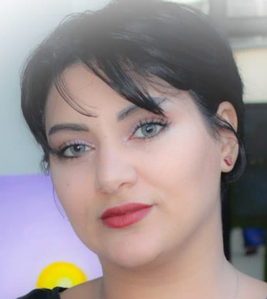 الفنانة التشكيلية فاطمة الزهراء الحيحي .. إبداع خاص ومشوار فني متألق
