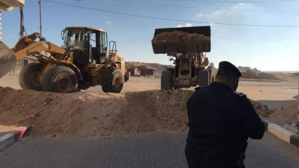 شاهد: الشرطة بغزة تُغلق بالسواتر الرملية الطرق المؤدية لشمال القطاع