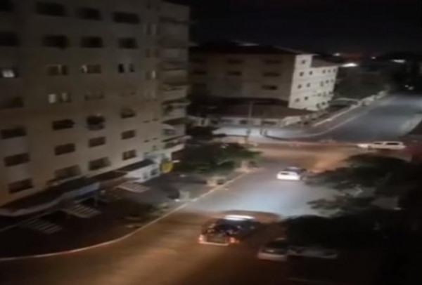 شاهد: أهالي غزة يوجهون تحية للطواقم الطبية والشرطة عبر النوافذ ليلاً