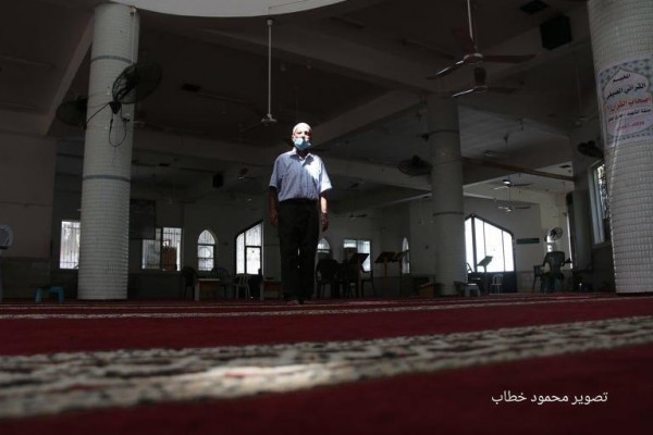 شاهد.. دير البلح: مؤذن يقيم الصلاة وحيداً بعد إغلاق المساجد بسبب انتشار (كورونا)