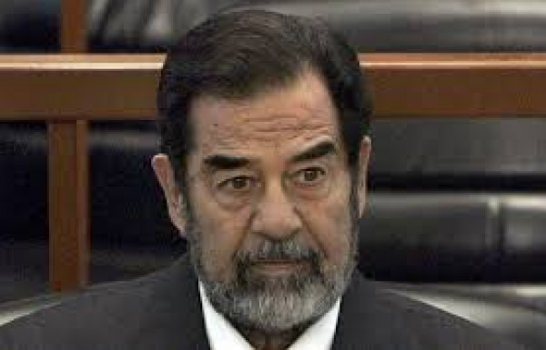 صورة الرئيس صدام حسين قبل إعدامه بدقائق تثير جدلاً واسعاً