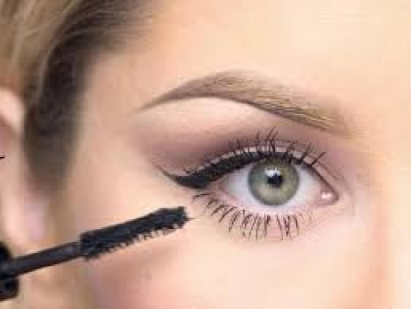 المسكارا لتوسيع العيون وتطويل الرموش