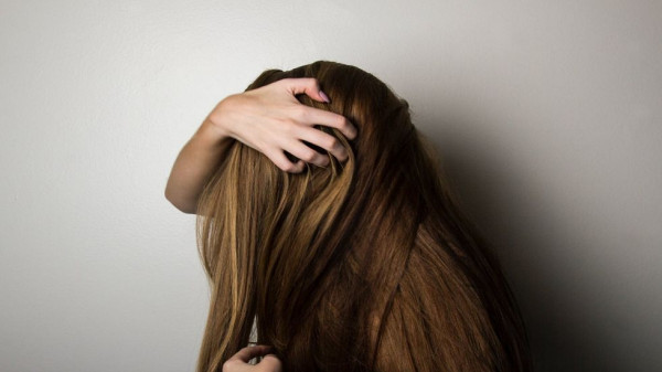 أفضل المواد الغذائية والفيتامينات لصحة الشعر