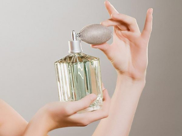 حيل تجعل عطرك يستمر طويلا