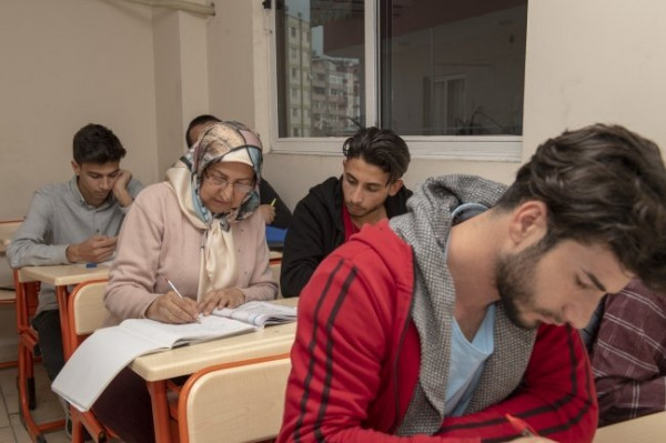 صور: سيدة تركية ستينية تحقق حلمها بالدراسة الجامعية بعد 42 عاما