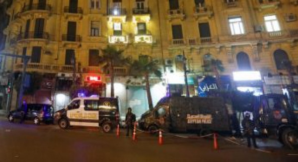 حادث نادر وشديد الغرابة لسيدة كويتية هتكت عرض بائع… أفقدته توازنه بـ(حضن)