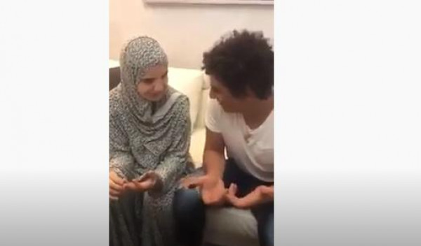 شاهد: لاعب مصري يحتفل بإسلام زوجته الإيطالية