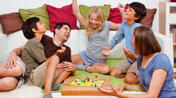 اخلقي لحظاتك السعيدة بالمنزل..أفكار لنشاطات عائلية مسلية