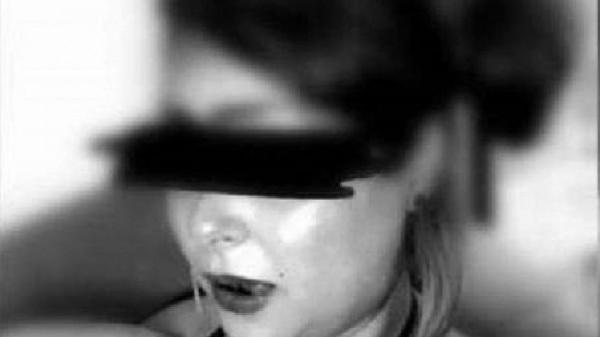 تفاصيل صادمة.. ضبط رجل أعمال وزوجة مسجون بفعل مشين داخل سيارة