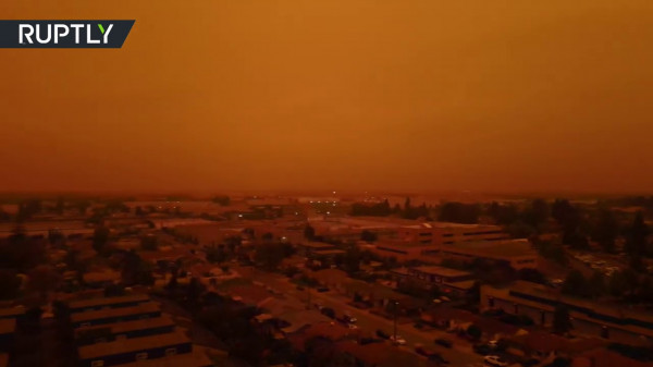 شاهد: سماء مدينة أمريكية تكتسي اللون البرتقالي بسبب حرائق الغابات