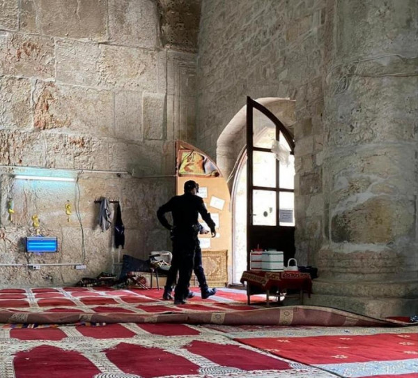 قوات الاحتلال تقتحم مصلى باب الرحمة داخل المسجد الأقصى قوات الاحتلال تقتحم مصلى باب الرحمة داخل المسجد الأقصى