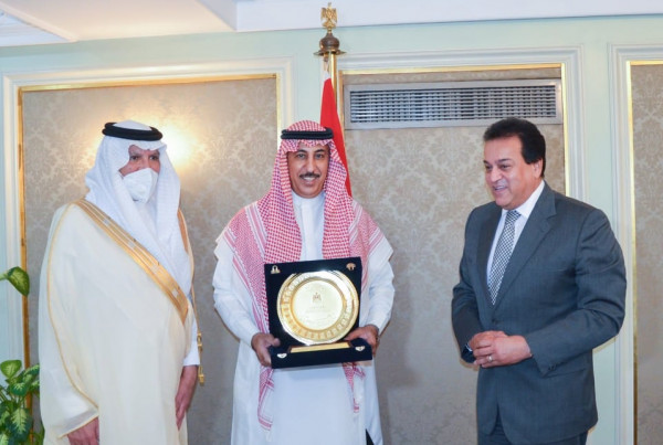 وزير التعليم العالي المصري يكرم الملحق الثقافي السعودي لانتهاء فترة إيفاده