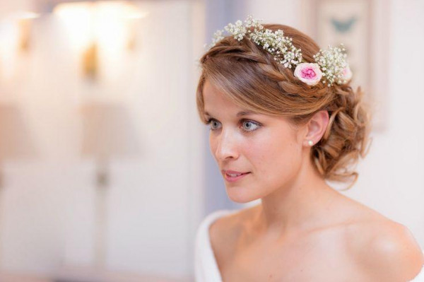 صور: تألقي يوم زفافك بتسريحات رومانية لعروس 2020