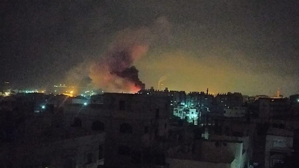 شاهد: الاحتلال يستهدف عدة مواقع بالقطاع والمقاومة ترد بقصف غلاف غزة