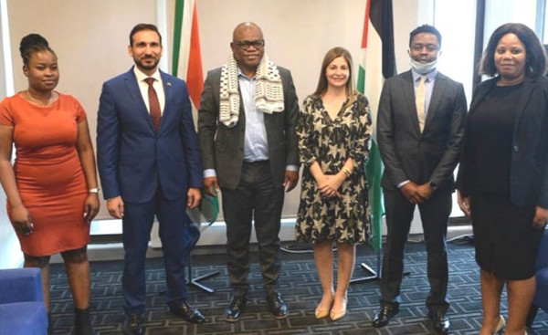 سفيرة فلسطين بجنوب إفريقيا تطلع رئيس بلدية جوهانسبرغ علي التطورات بفلسطين