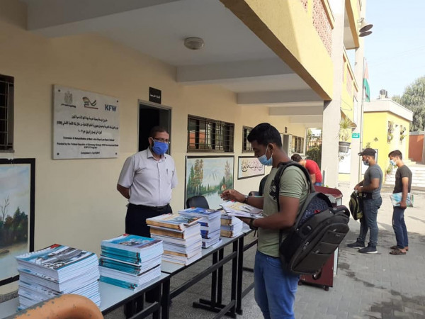 مديرية شمال غزة توزّع كتب الثانوية العامة على طلبتها وفق إجراءات السلامة