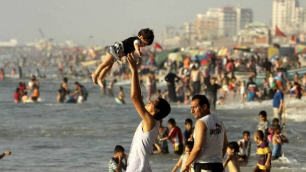 بلدية غزة تتحدث عن استمرار تواجد المواطنين على شاطئ البحر وخطورة السباحة
