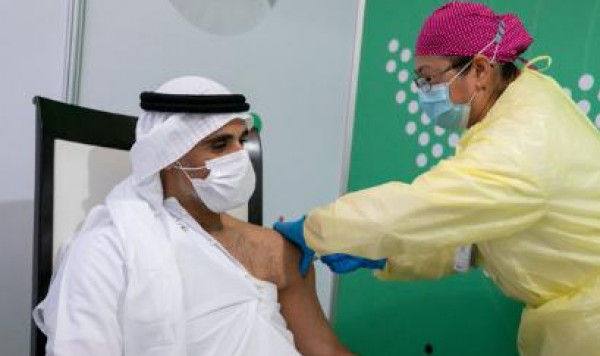 شاهد: نجل حاكم عربي يتلقى أول جرعة مضاد لفيروس (كورونا)