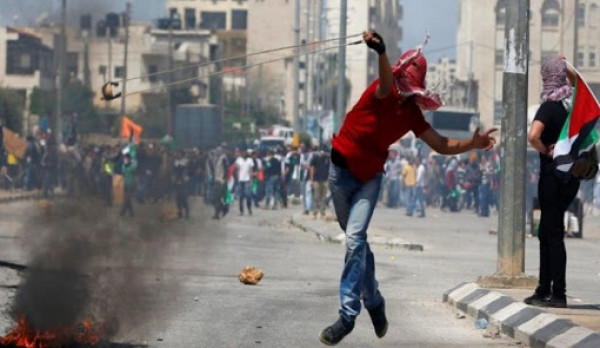 شاهد: إصابة عشرات الفلسطينيين خلال قمع الاحتلال مسيرة في نابلس
