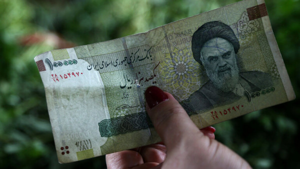 الريال الإيراني يتخطى حاجز 290000 للدولار الواحد