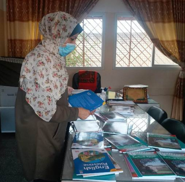 وزارة التعليم بغزة تشرع بتوزيع الكتب المدرسية