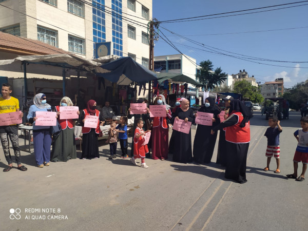 وقفة احتجاجية للوحدة العمالية والعمل النسائي رفضاً لتقليصات "الأونروا" أمام مقرها بالشاطئ