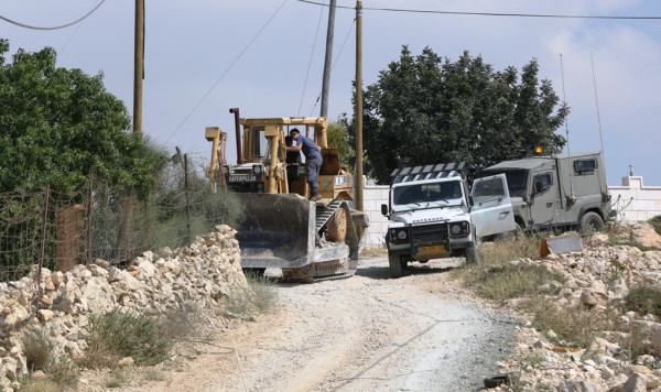 قوات الاحتلال تستولي على آلات بناء جنوب الخليل