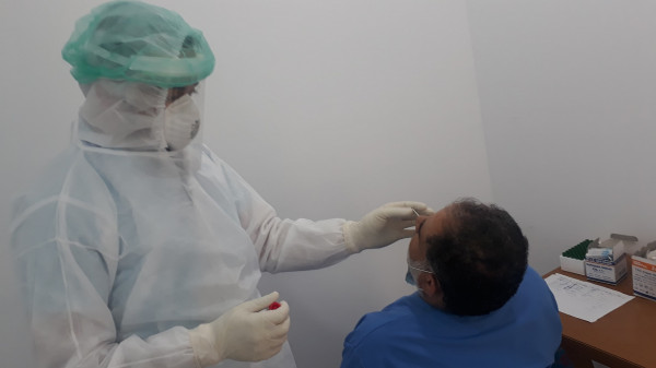 مجمع عدوان الطبي يجري الفحوصات الطبية الخاصة بـ(كوفيد-19) للأمن العامل بمستشفي العودة شمال غزة