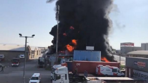شاهد: حريق بالمنطقة الصناعية بعكا ومخاوف من احتراق مواد خطرة