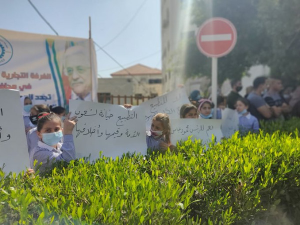 عشرات المواطنين يشاركون بوقفة غضب استنكاراً للتطبيع مع الاحتلال