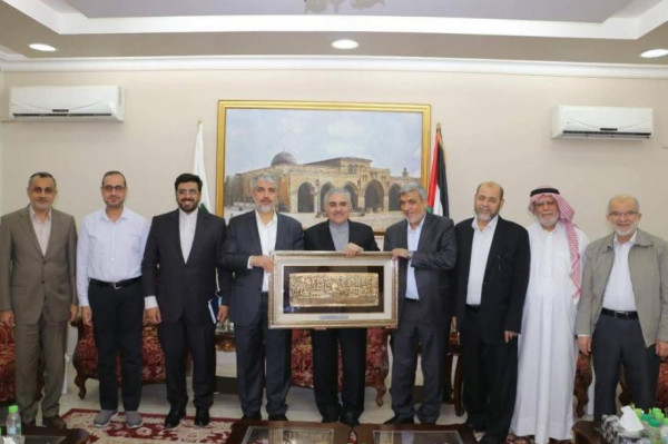حماس تُكرم سفير إيران في الدوحة