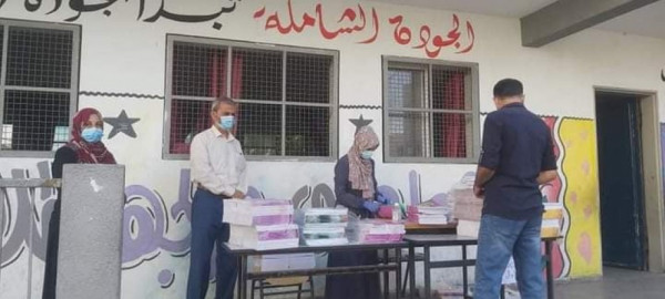 تعليم شرق غزة توزع الكتب المدرسية لأولياء أمور المرحلة الأساسية