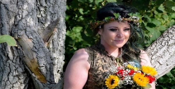 سيدة تحتفل بالذكرى السنوية الأولى لزواجها من شجرة "لا تفكر في الطلاق"
