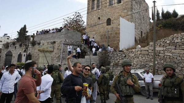 الاحتلال يشدد تدابير المراقبة العسكرية في تل الرميدة بالخليل ويستولي على فناء منزل
