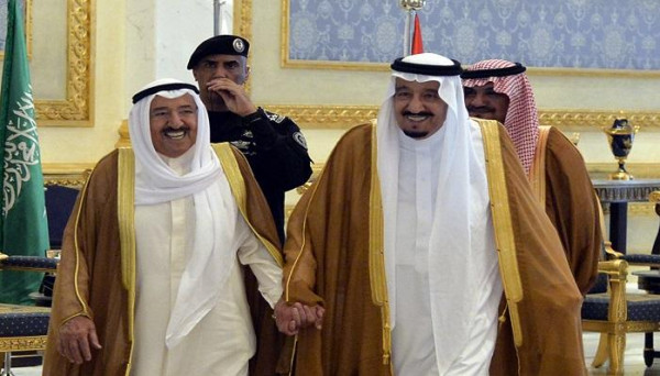 العاهل السعودي وولي عهده يعزيان في أمير الكويت