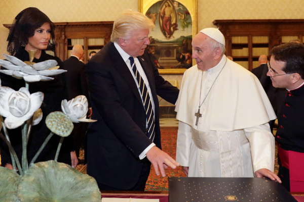 البابا فرانسيس يصفع ادارة ترامب ويرفض استقبال وزير الخارجية الأمريكي