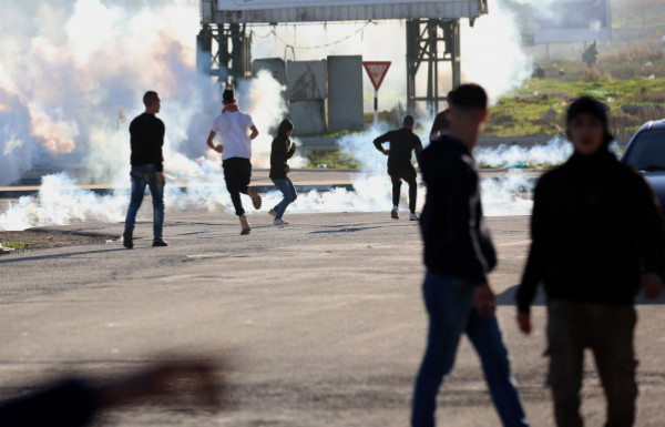 إصابة عشرات المواطنين بالاختناق خلال اقتحام قوات الاحتلال لبيت أمر