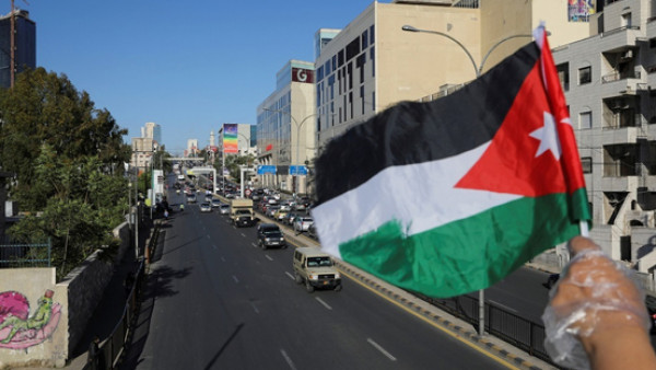 رئيس الوزراء الأردني يدعو للإغلاق الشامل لمواجهة (كورونا)