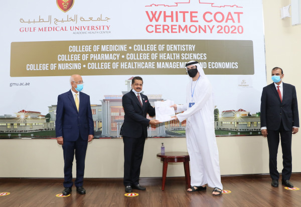 جامعة الخليج الطبية تنظّم للمرة الأولى احتفالية "المعطف الأبيض" عن بُعد