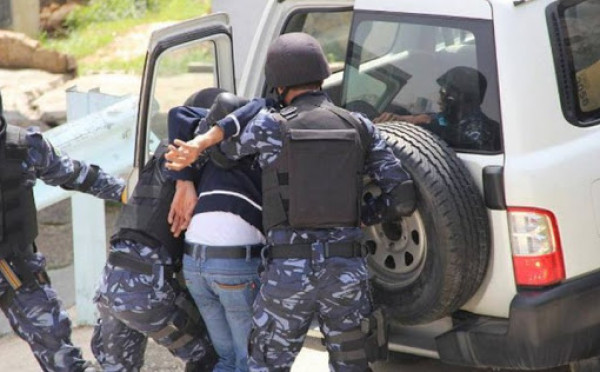 الشرطة تقبض على مطلوب بقضايا اطلاق نار في الخليل