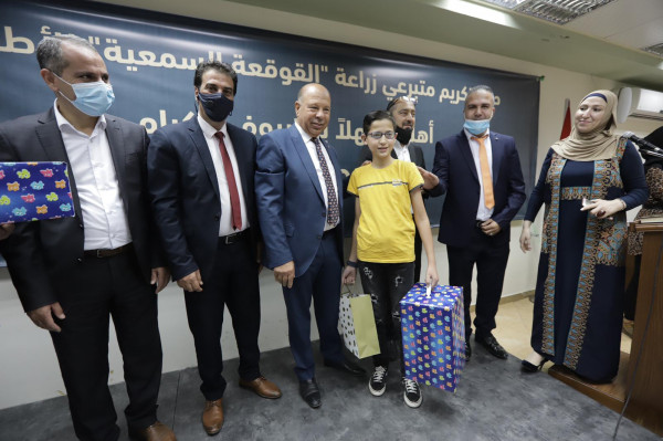 ملتقى رجال الأعمال الفلسطيني يكرم متبرعي القوقعات السمعية