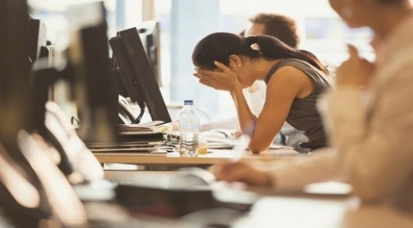 سيدة مُطالَبة بدفع 25 ألف دولار بسبب خطأ في راتبها