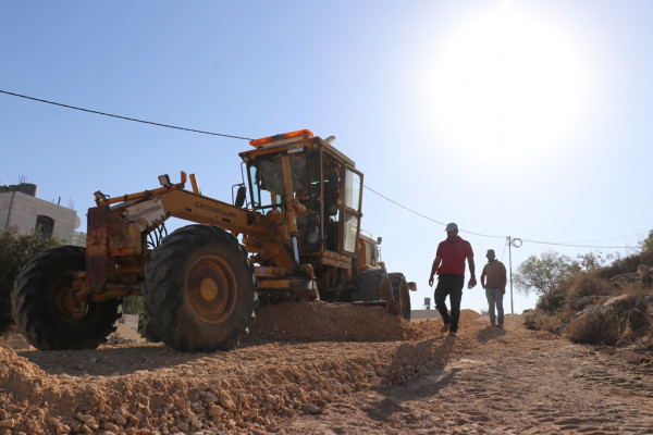 بلدية الخليل تشرع بتأهيل شبكة طرق في منطقة البقعة المغلقة