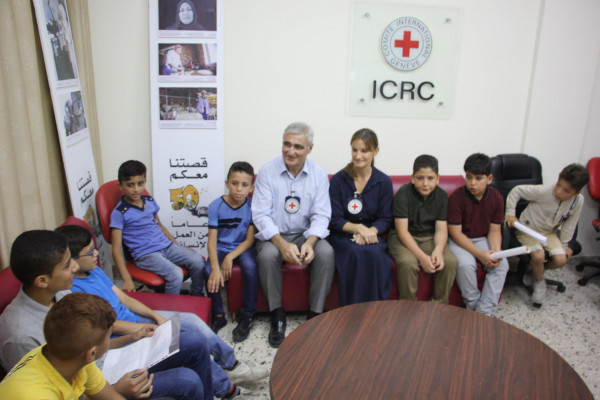 أبناء الأسرى يطالبون الصليب الأحمر بالضغط على الاحتلال للسماح لهم بإيصال رسائلهم