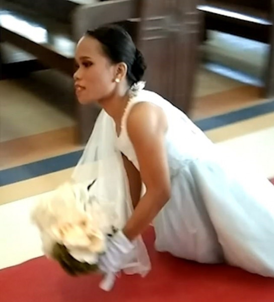 شاهد: فتاة فلبينية بدون أرجل تصر على السير دون كرسى متحرك فى ممر الزفاف