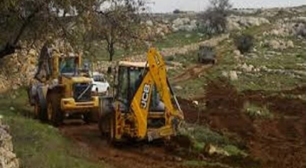 الاحتلال يصادر جرافة ومعدات زراعية من شقبا في رام الله