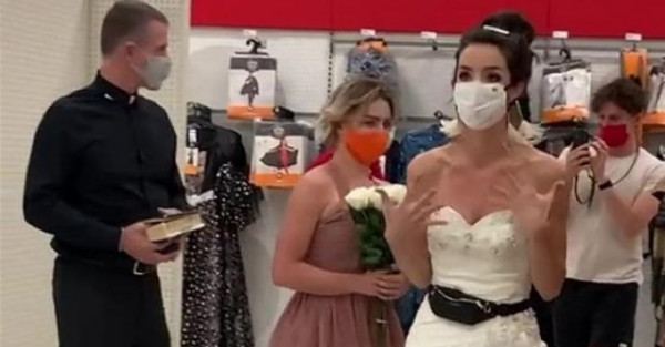 عروس تتجول في مول بفستان الزفاف بحثاً عن العريس