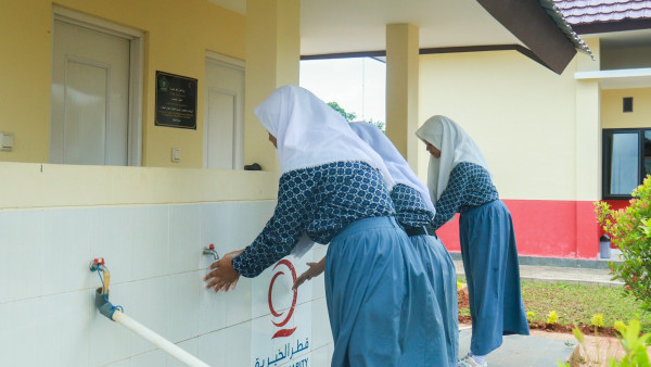 قطر الخيرية تنفذ مشروعاً تعليميا متعدد الخدمات في إندونيسيا