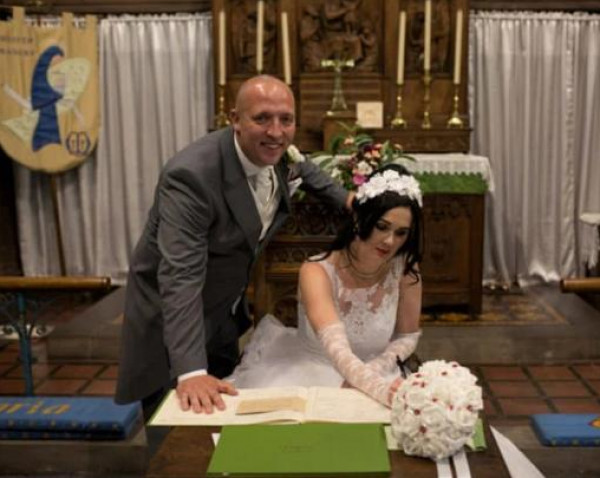 عروس تنقذ والدها من الموت يوم زفافها