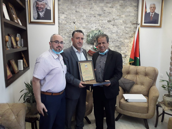 مدير مستشفى الشهيد ياسر عرفات يكرم رئيس بلدية سلفيت